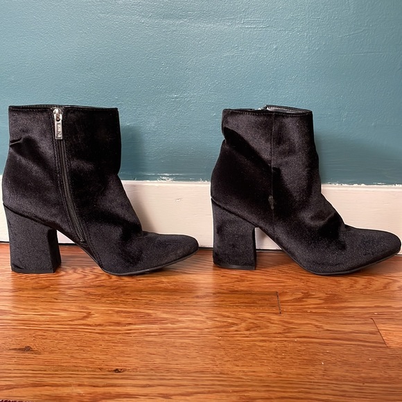Velvet heeled ankle boots - Picture 2 of 4